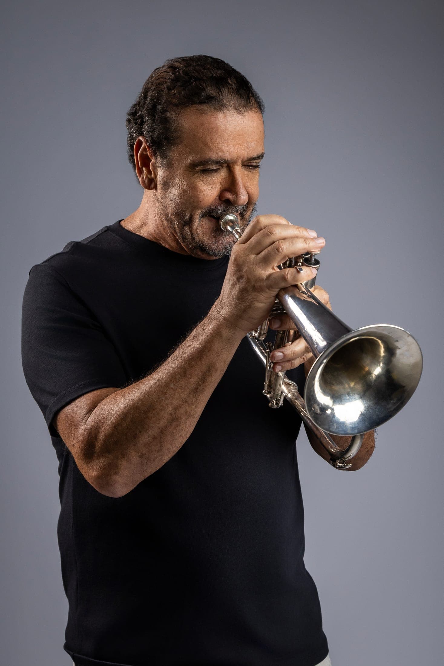 Silvério Pontes de camiseta preta, tocando trompete