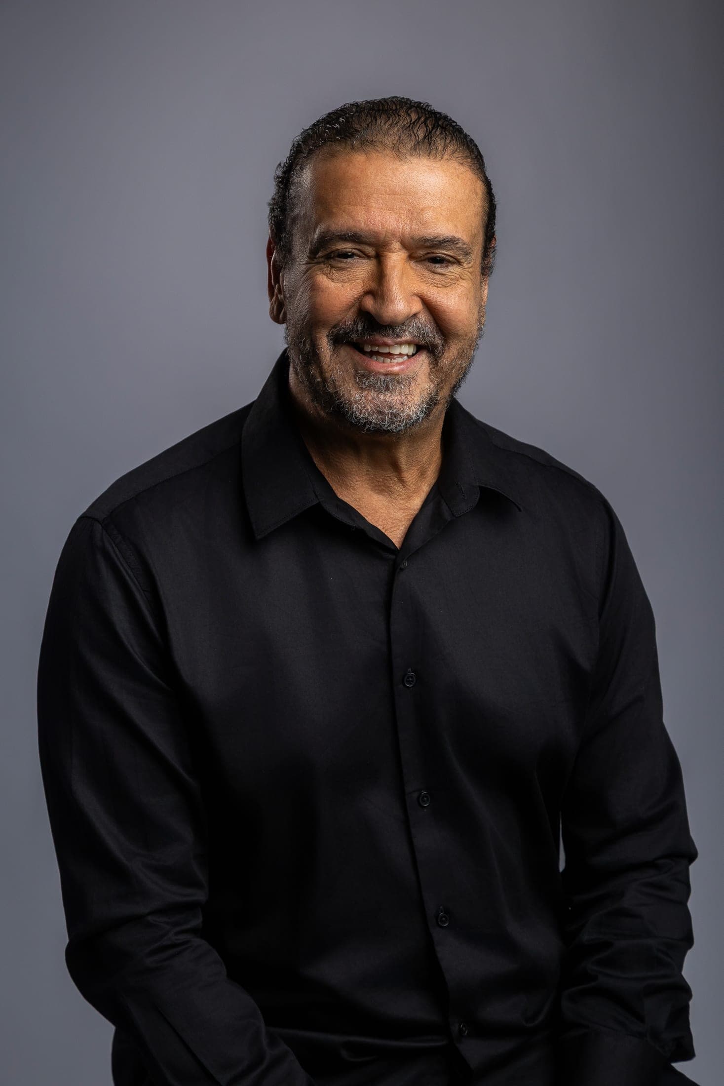Retrato de Silvério Pontes sorrindo, de camisa preta